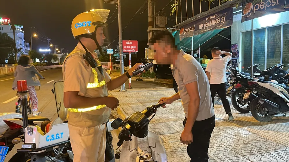Công an TP Vũng Tàu và các địa phương phối hợp kiểm soát, xử lý vi phạm theo chuyên đề về nồng độ cồn và ma túy. Ảnh: XT Nong-do-con.jpg