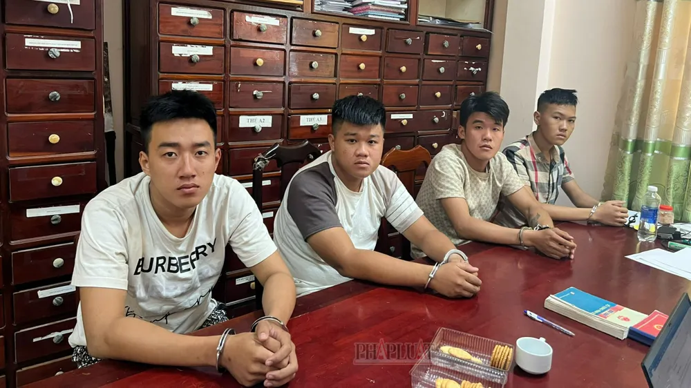 Nhóm 4 đối tượng gây ra vụ cướp tài sản, xịt hơi cay nạn nhân trước khi tẩu thoát nhanh chóng bị công an huyện Đất Đỏ bắt giữ. Ảnh: CTV Bà Rịa- Vũng Tàu: Bắt nhóm ép xe, cướp tài sản xong còn xịt hơi cay nạn nhân trước khi tẩu thoát