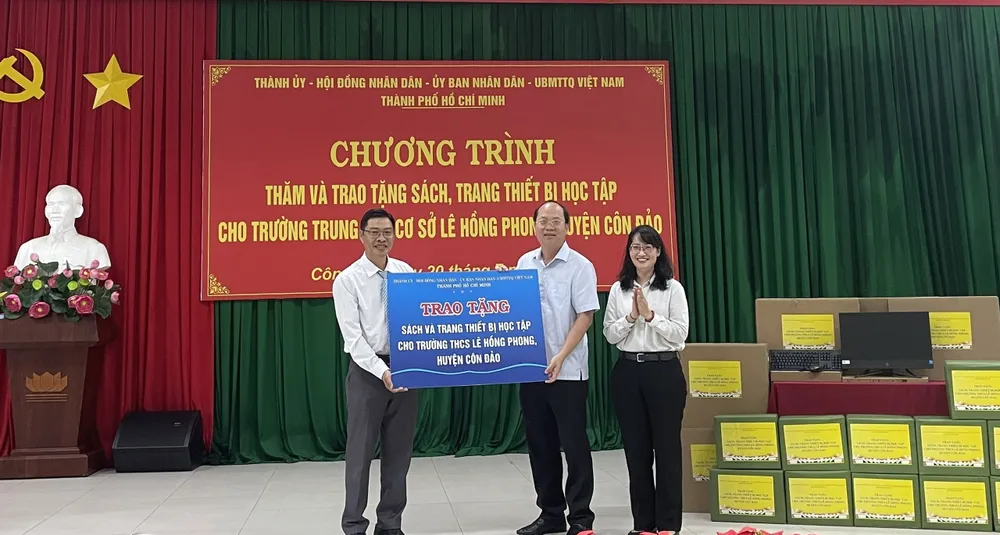 Thành ủy, HĐND, UBND và Ủy ban MTTQ Việt Nam TP.HCM thăm tặng quà gồm sách và thiết bị học tập cho trường THCS Lê Hồng Phong, huyện Côn Đảo. Ảnh: MẠNH CƯỜNG Lãnh đạo TP.HCM thăm tặng quà học sinh, gia đình chính sách tại Côn Đảo
