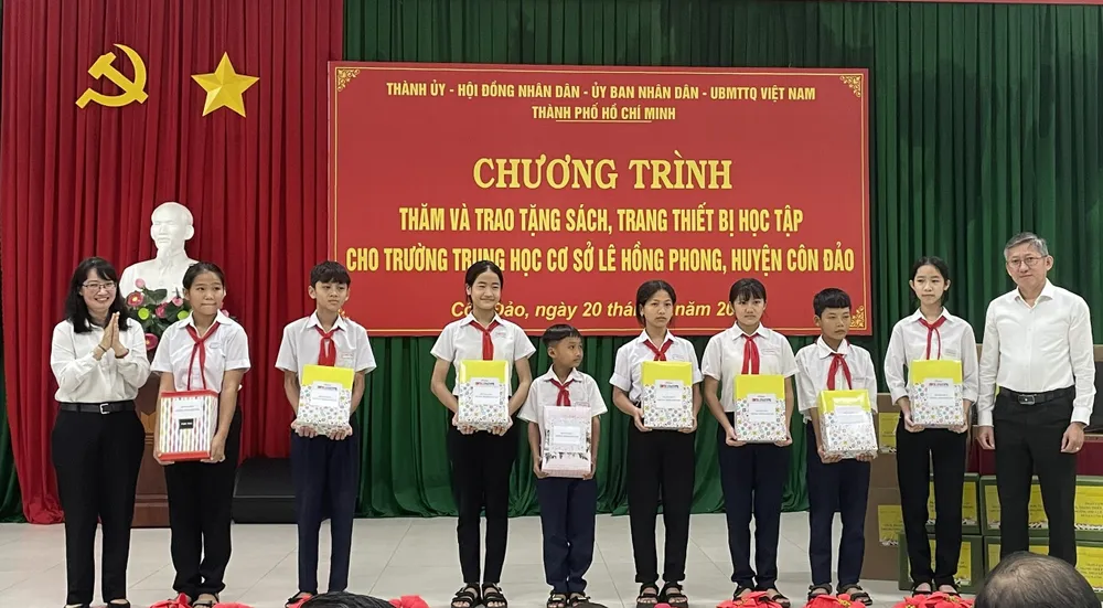 Bà Trần Thị Diệu Thúy, Phó Chủ tịch UBND TP.HCM trao tặng quà cho học sinh có hoàn cảnh khó khăn của trường THCS Lê Hồng Phong Côn Đảo. Ảnh: MC TP.HCM-tham-tang-qua-gia-dinh-chinh-sach-tai-Con-Dao.jpg