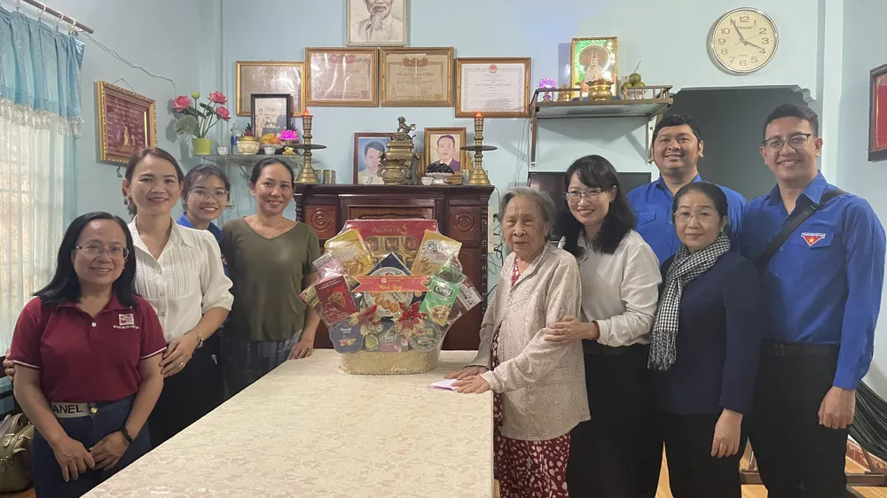 Bà Trần Thị Diệu Thúy, Phó Chủ tịch UBND TP.HCM thăm hỏi tới thăm, tặng quà bà Võ Thị Thanh (90 tuổi) là vợ Liệt sĩ. Ảnh: LH TP.HCM-tham-tang-qua-gia-dinh-chinh-sach-tai-Con-Dao.jpg