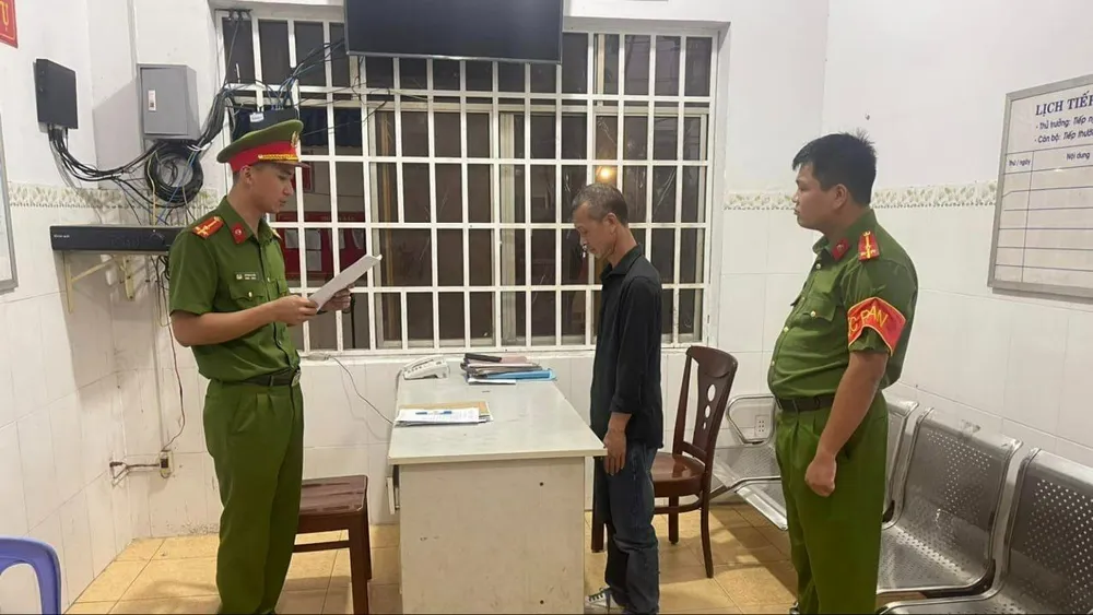 Công an thi hành lệnh bắt tạm giam với ông Lực vì nhận chuyển khoản nhầm nhưng chiếm giữ không trả. Ảnh: CAPM Bị bắt vì nhận chuyển khoản nhầm gần 500 triệu nhưng không trả mà rút tiêu xài, trả nợ