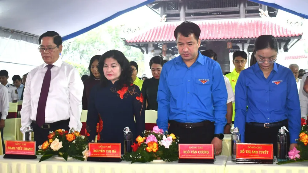 Các đại biểu tham dự buổi lễ dành một phút mặc niệm. Ảnh: HT Le-gio-Anh-hung-liet-si-h3.jpg