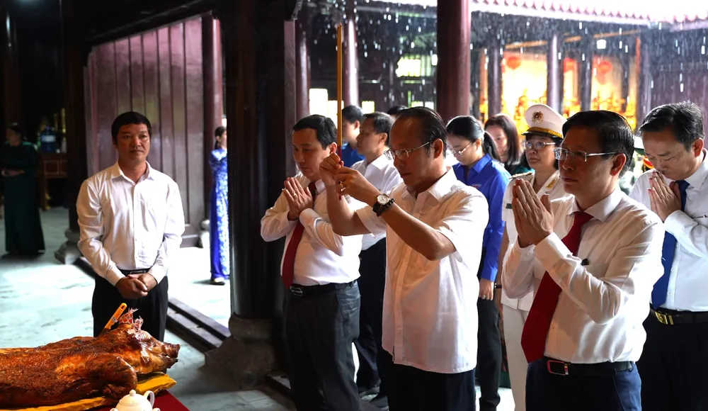 Các đại biểu dâng lễ, bày tỏ lòng thành, tri ân các bậc tiền nhân, Chủ tịch Hồ Chí minh và các Anh hùng liệt sĩ, chiến sĩ cách mạng và đồng bào yêu nước đã hi sinh. Ảnh: MC Tổ chức Lễ giỗ các Anh hùng Liệt sĩ, chiến sĩ cách mạng và đồng bào yêu nước đã hy sinh tại Côn Đảo