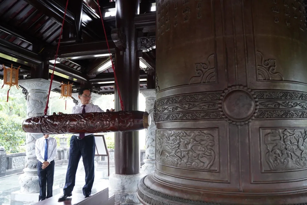 Ông Phạm Viết Thanh, Bí thư Tỉnh ủy, Chủ tịch HĐND tỉnh Bà Rịa- Vũng Tàu thỉnh chuông mở đầu Lễ giỗ. Ảnh: MẠNH CƯỜNG Le-gio-cac-anh-hung-liet-si-h12.jpg