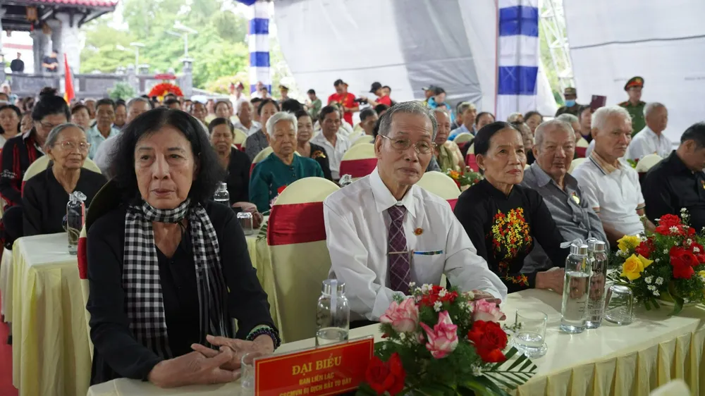 Các đại biểu là cựu tù chính trị Côn Đảo ở các tỉnh, thành phố về dự Lễ giỗ. Ảnh: MC Le-gio-cac-anh-hung-liet-si-h7.jpg