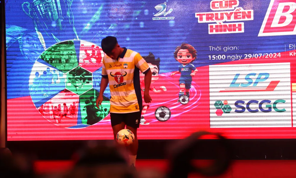 Em Tô Minh Lộc (cầu thủ U-17 CLB bóng đá LPBank HAGL, U-16 Quốc gia) là cầu thủ được phát hiện từ Cúp Truyền hình BRT tham gia tâng bóng tại buổi họp báo. Ảnh: TRÙNG KHÁNH Cúp-truyen-hinh-BRT-h3.JPG