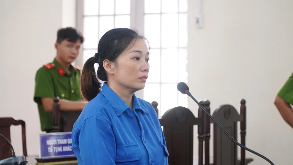 Bị cáo Huệ giả cán bộ phòng TN&MT huyện Châu Đức để lừa đảo người có nhu cầu làm hồ sơ đất đai. Ảnh: PS Giả cán bộ phòng TN&MT, bị điều tra vẫn lừa góp vốn mua xe thanh lý từ kho xe tang vật của công an