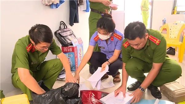 Cơ quan CSĐT và Viện KSND tỉnh Bà Rịa- Vũng Tàu trong quá trình khám xét thu giữ nhiều tài liệu liên quan đến hành vi nhận hối lộ của các thanh tra giao thông. Ảnh: KS Thanh-tra-giao-thong-h2.jpg