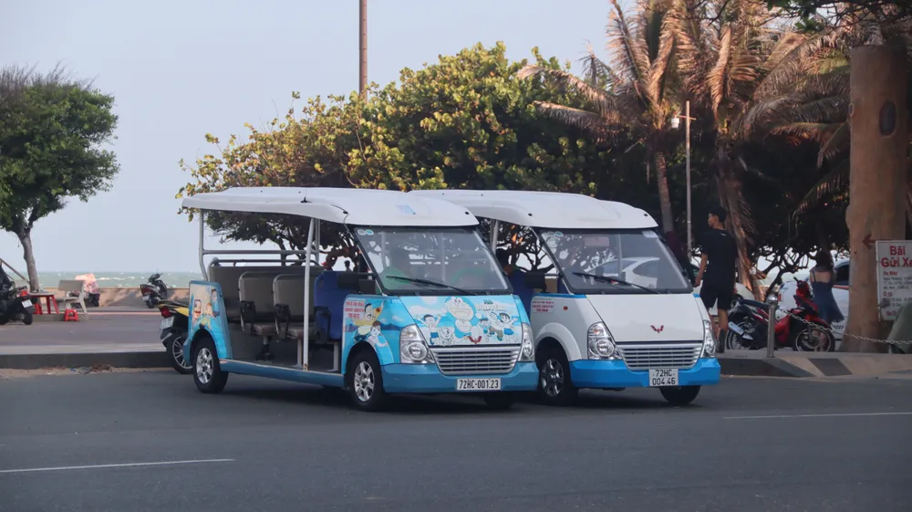 Các xe thí điểm chở khách du lịch hoạt động đưa đón khách du lịch tại Vũng Tàu. Ảnh: TK Bà Rịa- Vũng Tàu: Sẽ chuyển dần xe thí điểm chở khách du lịch chạy bằng xăng sang điện để thân thiện với môi trường