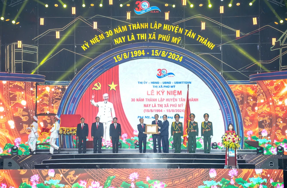 Ông Phạm Viết Thanh, Bí thư Tỉnh ủy, Chủ tịch HĐND tỉnh Bà Rịa- Vũng Tàu trao Huân chương Lao động hạng Nhất cho thị xã Phú Mỹ. Ảnh: MK Thi-xa-Phu-My-h2.jpg
