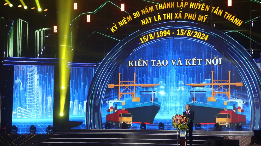 Ông Nguyễn Văn Việt, Bí thư Thị ủy thị xã Phú Mỹ phát biểu khai mạc buổi lễ. Ảnh: TRÙNG KHÁNH thi-xa-Phu-My-h9.JPG