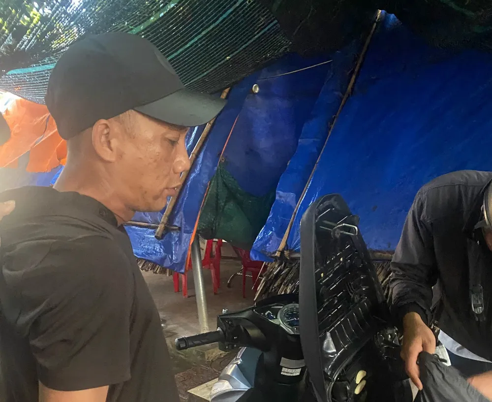 Trần Phúc Cường bị công an bắt giữ để xử lý. cuop-giat-day-chuyen-h2.jpg