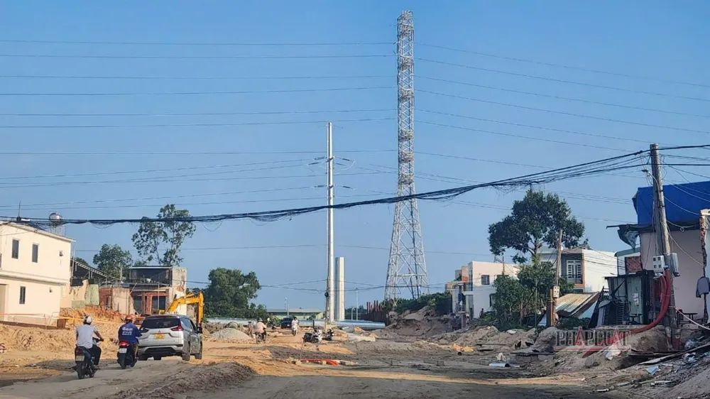 Cột trụ điện VT39 cũ bên cạnh trụ móng mới trụ bê tông cột đỡ VT39 mới trên đường Hàng Điều đang thi công. Ảnh: TK Ngày 8-9 sẽ cắt điện khoảng 50% Vũng Tàu để di dời lưới điện 220kV làm đường Hàng Điều