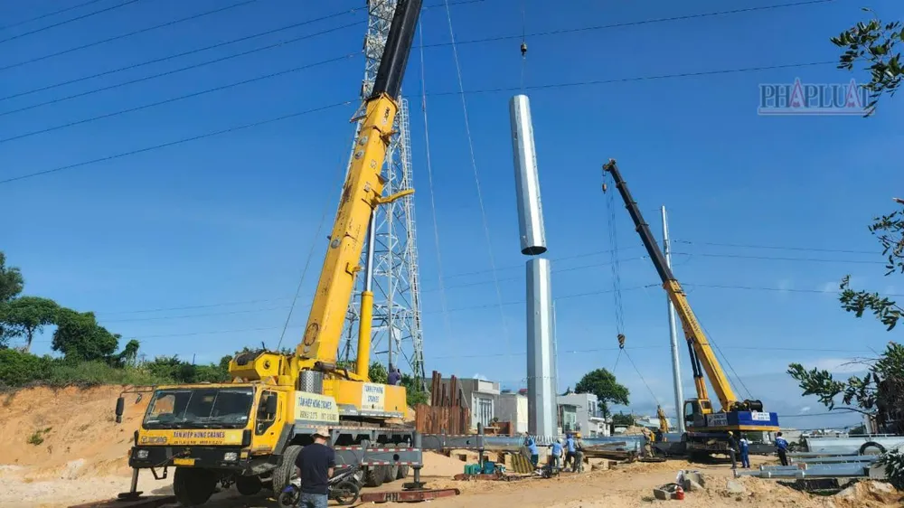 Lắp đặt đoạn cột trụ mới để di dời đường điện cao thế 220kV phục vụ thi công mở rộng đường Hàng Điều sáng 8-9. Ảnh: TRÙNG KHÁNH Cận cảnh thi công di dời đường điện cao thế 220kV khiến phải cắt điện nhiều nơi ở Vũng Tàu