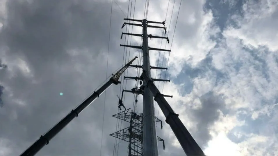Việc chuyển đường dây điện cao thế 220kV sang cột trụ mới đã và đang được khẩn trương hoàn tất theo tiến độ trong đầu giờ chiều 8-9. Ảnh; BQLDA duong-dien-cao-the-220kv-h10.jpg