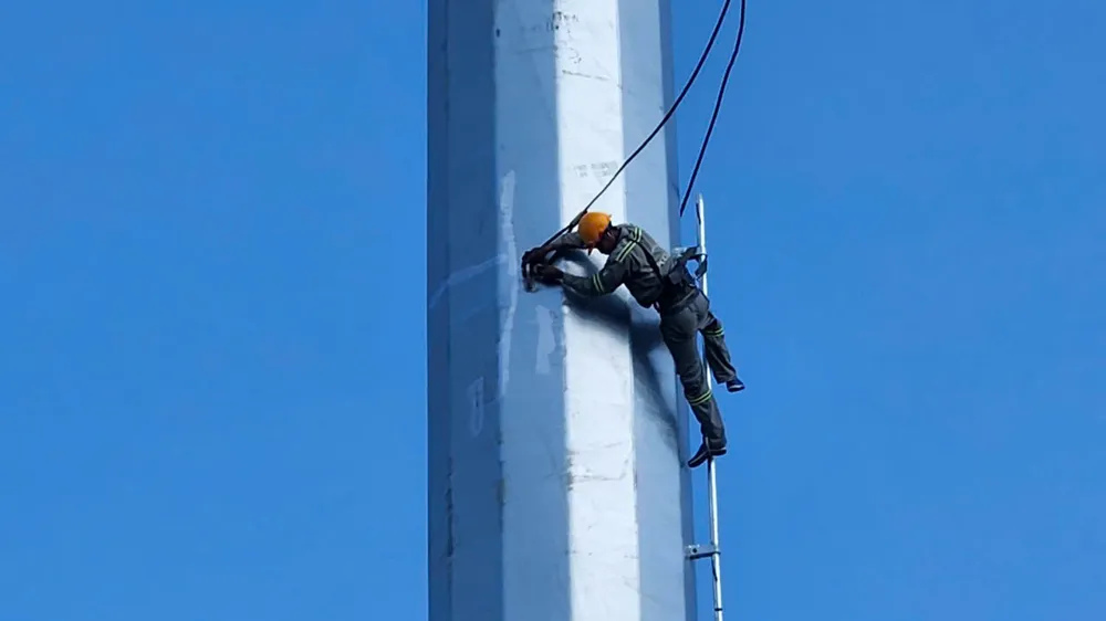 Công nhân trèo lên đoạn cột trụ VT39 sau khi được lắp đặt xong để tháo dây buộc. Ảnh: TK duong-dien-cao-the-220kv-h2.jpg