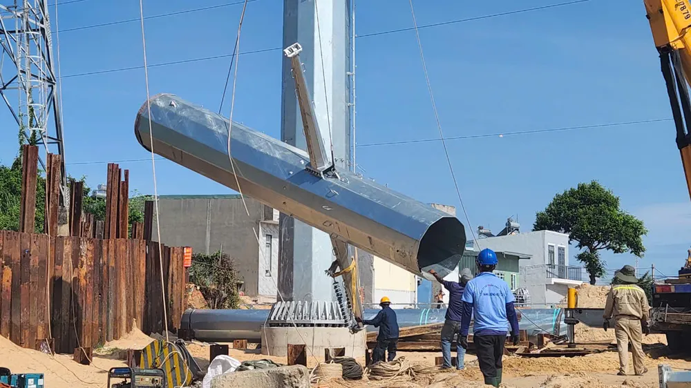 Việc lắp đặt các đoạn trụ đòi hỏi sự thận trọng, chính xác với sự hỗ trợ của xe cẩu chuyên dụng. Ảnh: TK duong-dien-cao-the-220kv-h3.jpg