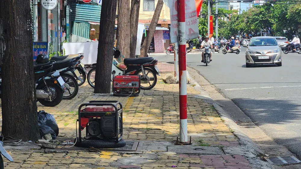 Các cửa hàng ở nhiều tuyến đường của Vũng Tàu chạy máy phát điện trong ngày 8-9. Ảnh: TK duong-dien-cao-the-220kv-h9.jpg