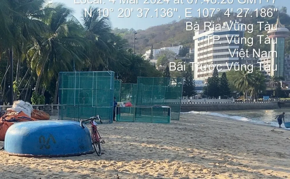 Lồng bè nuôi tôm hùm của các hộ nuôi đặt trên khu vực bãi cát Bãi Trước Vũng Tàu trước khi đưa thả xuống biển. Ảnh: PKT Di dời 730 lồng, bè nuôi tôm hùm ở biển Bãi Trước Vũng Tàu