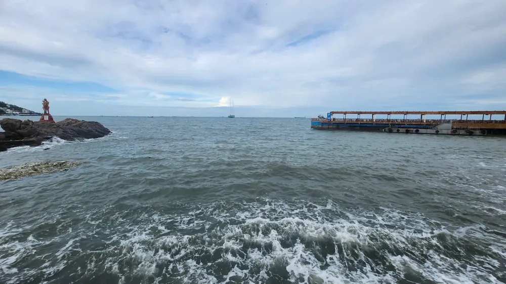 Lồng nuôi tôm hùm được các hộ thả tập trung ở khu vực gần Khu du lịch Cáp treo Vũng Tàu- nơi chuẩn bị thi công dự án thủy cung. Ảnh: TK Nuoi-tom-hum-h2.jpg