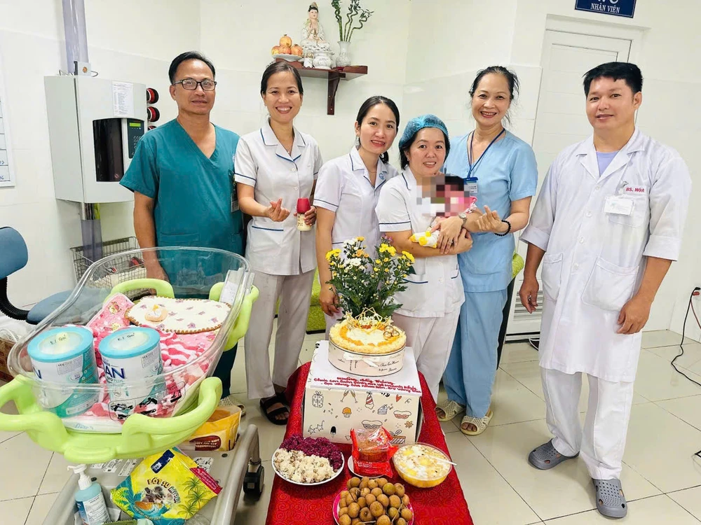 Chờ phường xác minh để chuyển bé gái bệnh viện Vũng Tàu đang chăm sóc vào trung tâm bảo trợ