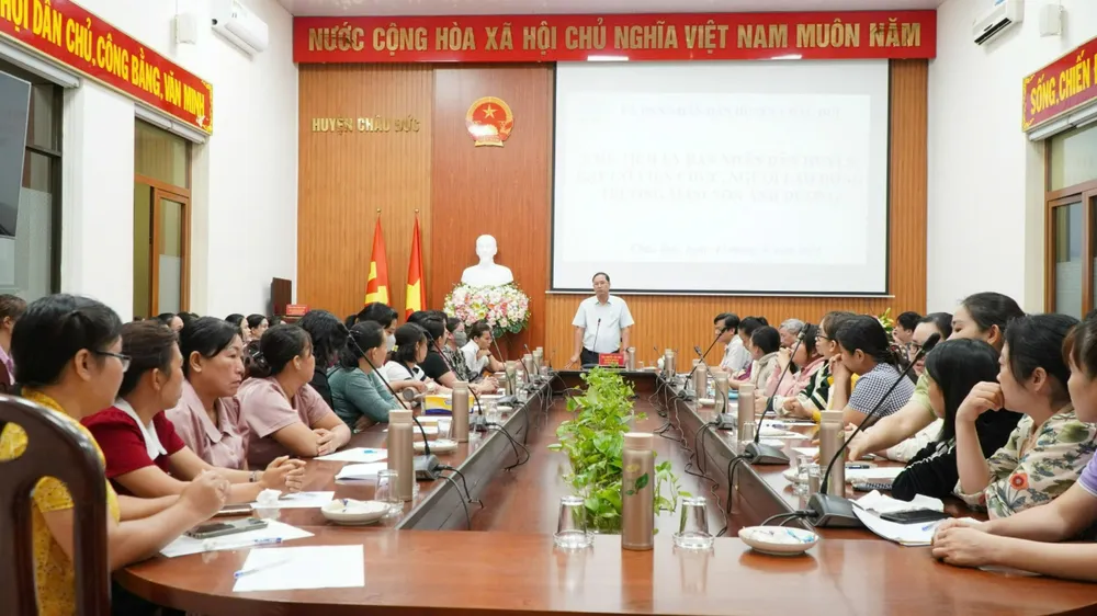 Nhiều giáo viên trường mầm non bật khóc, phản ánh nhiều bức xúc với Chủ tịch huyện