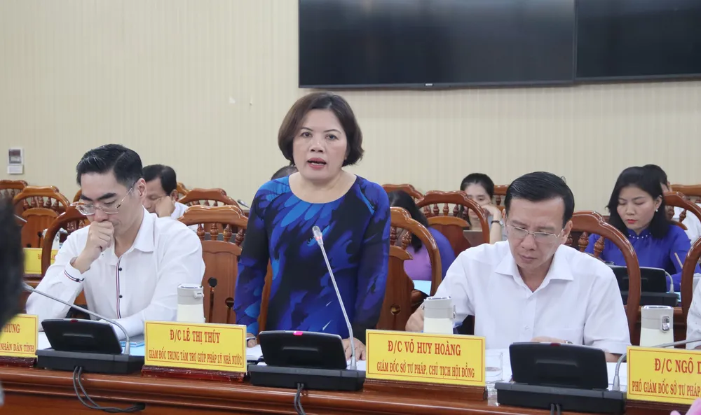 Bà Lê Thị Thúy, Giám đốc Trung tâm Trợ giúp pháp lý Nhà nước tỉnh Bà Rịa - Vũng Tàu nêu ý kiến tại buổi làm việc. Ảnh: TK Tro-giup-phap-ly-h2.JPG