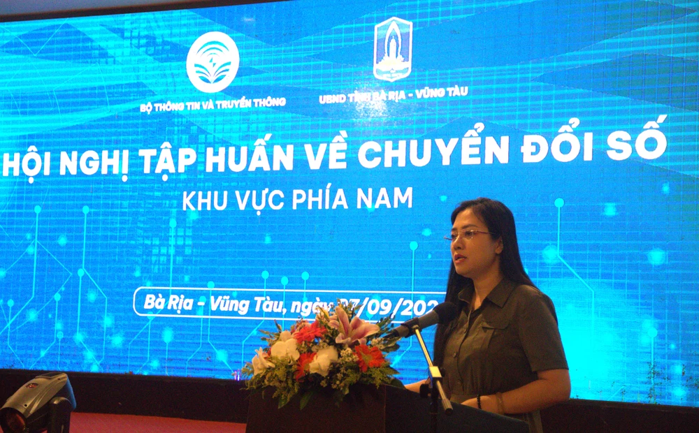 Bà Trần Thị Quốc Hiền, Phó Cục trưởng Cục Chuyển đổi số, Bộ TT&TT phát biểu khai mạc hội nghị. Ảnh: TRÙNG KHÁNH Bộ TT&TT tổ chức tập huấn về chuyển đổi số khu vực phía Nam tại Bà Rịa- Vũng Tàu