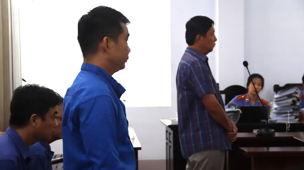 Các bị cáo là cựu thanh tra giao thông trả lời trái ngược nhau về thỏa thuận nhận và chia tiền của doanh nghiệp. Ảnh: TK Cựu thanh tra giao thông lập 2 cuốn sổ ghi chép địa bàn, doanh nghiệp và tiền nhận hối lộ