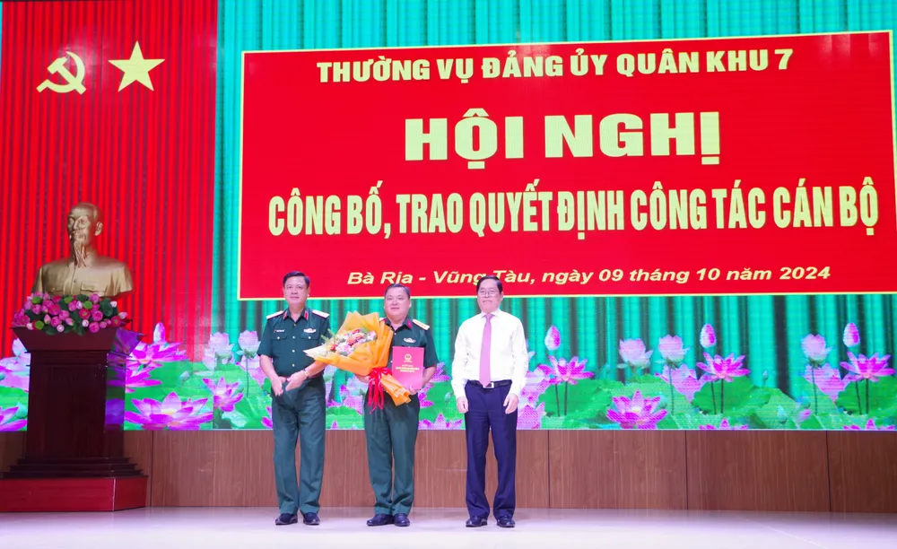 Đại tá Trần Văn Cư, Phó Chỉ huy trưởng được bổ nhiệm giữ chức vụ Chỉ huy trưởng Bộ Chỉ huy Quân sự tỉnh Bà Rịa- Vũng Tàu. Ảnh: QS Bàn giao nhiệm vụ, trao quyết định cho tân Chỉ huy trưởng Bộ chỉ huy Quân sự tỉnh Bà Rịa- Vũng Tàu