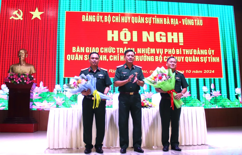 Trung tướng Nguyễn Trường Thắng, Tư lệnh Quân khu 7 tặng hoa cho Đại tá Lê Xuân Bình và Đại tá Trần Văn Cư. Ảnh: TRÙNG KHÁNH Truong-tuong-Nguyen-Truong-Thang.JPG