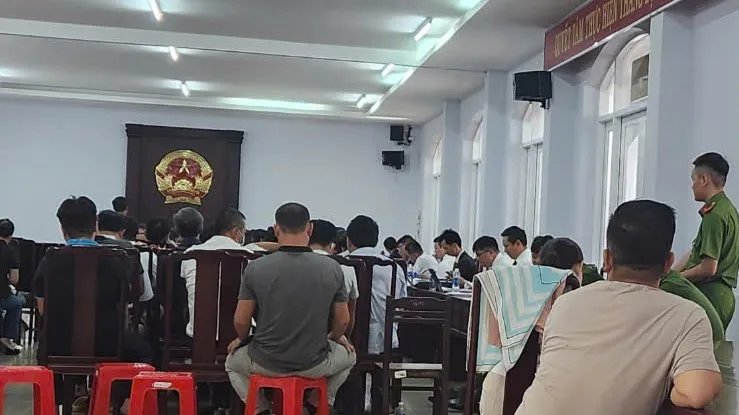 Phiên tòa xét xử các cựu thanh tra giao thông Sở GTVT tỉnh Bà Rịa- Vũng Tàu cùng 49 bị cáo khác sáng 10-10. Ảnh: TK Tạm dừng phiên tòa xử các cựu thanh tra giao thông nhận hối lộ vì có tình tiết bất ngờ