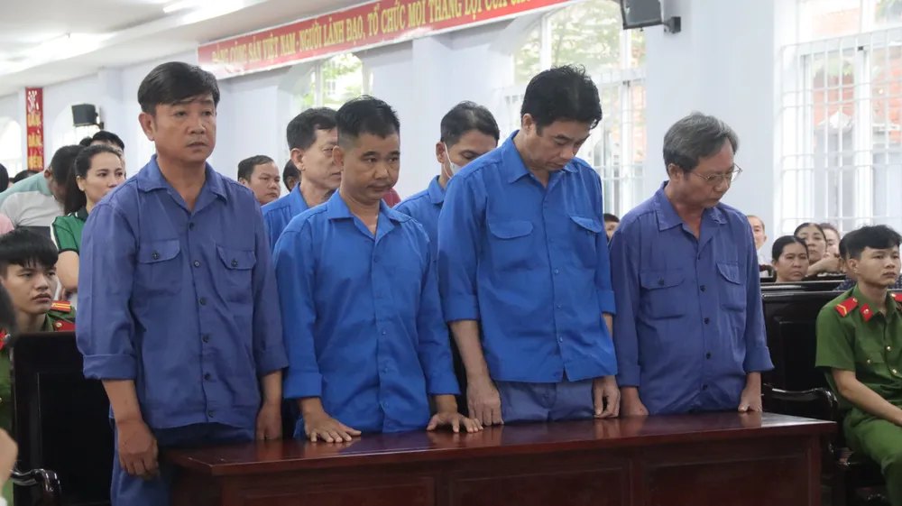 Các bị cáo là cựu thanh tra giao thông Sở GTVT tỉnh Bà Rịa-Vũng Tàu tại phiên tòa sáng 15-10. Ảnh: TRÙNG KHÁNH VKS đề nghị mức án với 7 cựu Thanh tra Giao thông tội nhận hối lộ, cao nhất 20 năm tù