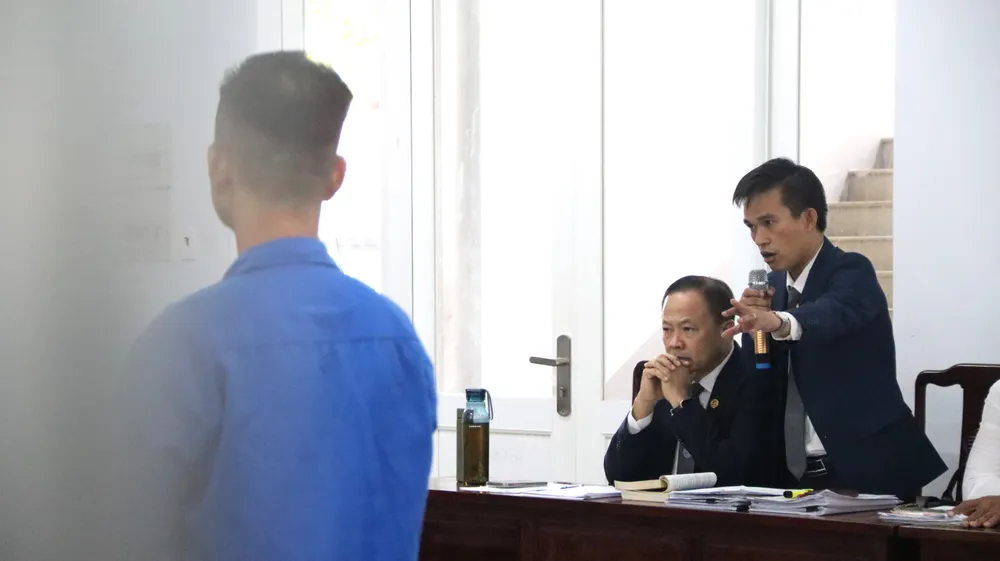 Luật sư Lê Ngô Trung (đứng) phát biểu quan điểm bào chữa cho bị cáo Lâm Hữu Trí - thanh tra viên. Ảnh: TRÙNG KHÁNH Luat-su-Trung.JPG