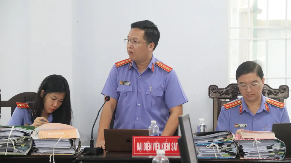 Đại diện VKS tỉnh Bà Rịa-Vũng Tàu công bố luận tội các bị cáo. Ảnh: TK Vien-kiem-sat.JPG