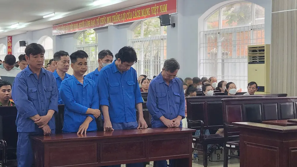Các bị cáo là cựu thanh tra giao thông nghe HĐXX tuyên án sáng 22-10. Ảnh: TK Tuyên án với 7 cựu thanh tra giao thông tỉnh Bà Rịa- Vũng Tàu