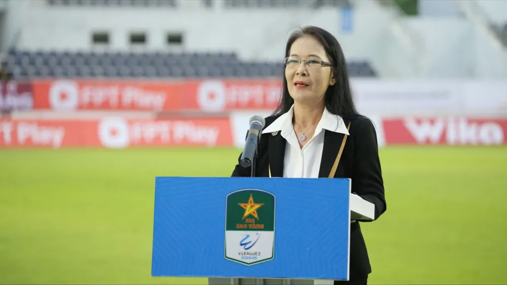 Bà Trần Ngọc Thân, Giám đốc Đài PT&TH Bà Rịa- Vũng Tàu phát biểu sau khi nhận Kỷ niệm chương "Vì sự nghiệp Bóng đá Việt Nam" Ba-Tran-Ngoc-Than.jpg