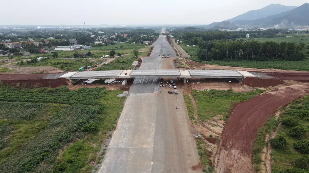 Các nhà thầu đang triển khai các mũi đảm thi công cầu vượt ngang, cầu trên tuyến đúng tiến độ. Ảnh: KN cao-toc-Bien-hoa-Vung-Tau-h2.jpg