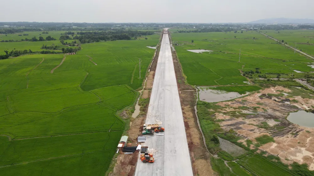 Khi thời tiết thuận lợi, các nhà thầu sẽ tiến hành thảm bê tông nhựa mặt đường cao tốc đoạn qua Bà Rịa- Vũng Tàu. Ảnh: KN cao-toc-Bien-hoa-Vung-Tau-h5.jpg