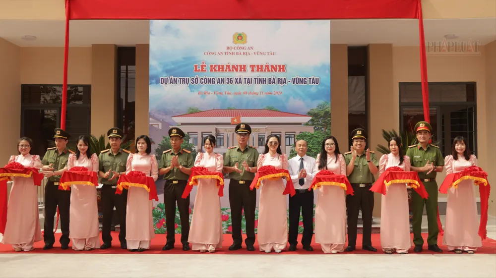 Các đại biểu làm lễ cắt băng khánh thành tại trụ sở công an xã Tóc Tiên sáng 8-11. Ảnh: TRÙNG KHÁNH Bà Rịa- Vũng Tàu khánh thành, đưa vào sử dụng 36 trụ sở công an xã