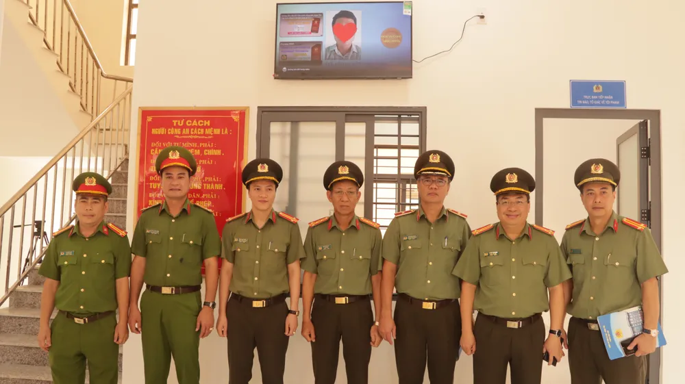 Các đại biểu chụp lưu niệm khi tham quan trụ sở công an xã Tóc Tiên. Ảnh: TK tru-so-cong-an-xa-h4.JPG