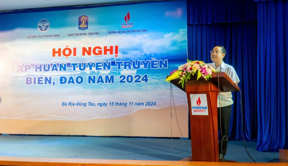 Ông Đinh Tiến Dũng, Phó Cục trưởng Cục Thông tin đối ngoại, Bộ TT&TT báo cáo tại hội nghị tuyên truyền biển đảo. Ảnh: MT Bà Rịa – Vũng Tàu: Tập huấn tuyên truyền biển đảo, thông tin về phát triển kinh tế biển cho 400 sinh viên