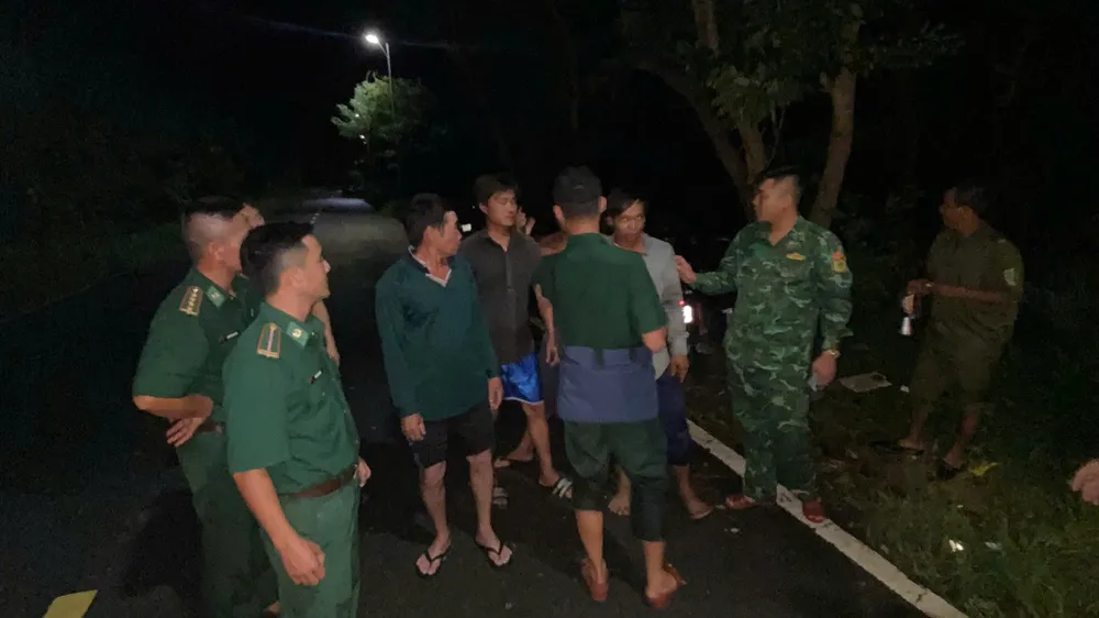 Tàu cá BV 99778-TS bị chìm sau khi đâm va với tàu hàng nước ngoài, 12 thuyền viên được cứu sống được đưa về huyện Côn Đảo chăm sóc sức khỏe. Ảnh: CTV Tau-hang-nuoc-ngoai-h2.jpg