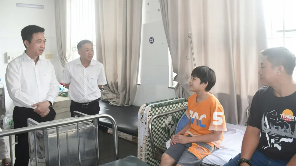 Ông Đặng Minh Thông, Phó Chủ tịch UBND tỉnh Bà Rịa - Vũng Tàu thăm hỏi các bệnh nhân vụ ngộ độc thực phẩm đang điều trị tại bệnh viện. Ảnh: HT Mẫu thức ăn trong bánh mì gây ngộ độc thực phẩm ở Vũng Tàu không đạt theo quy định