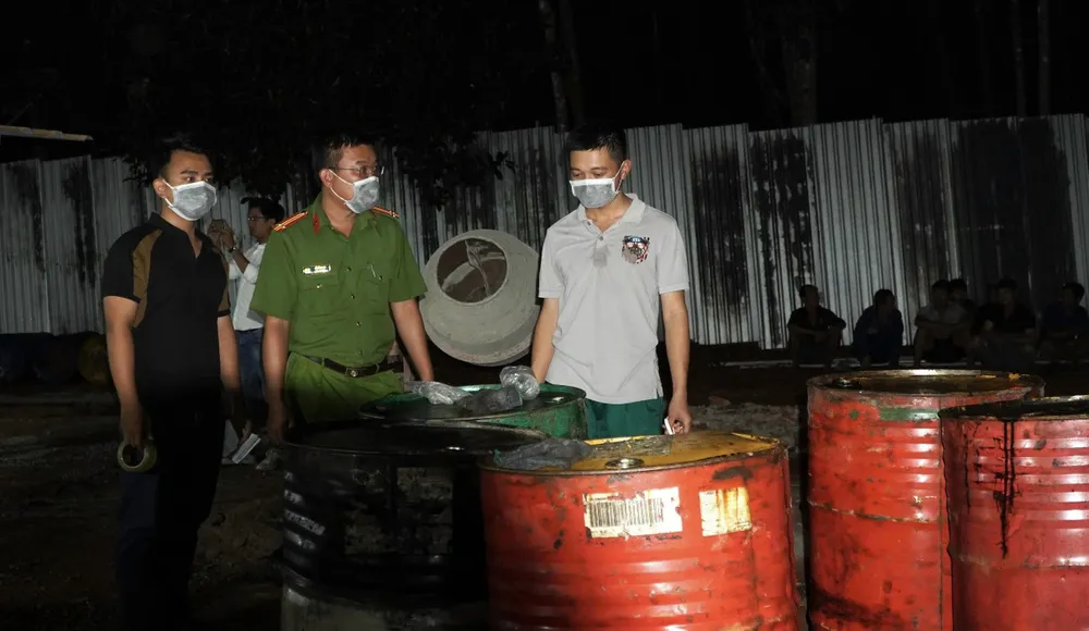 Bà Rịa- Vũng Tàu: Công an kiểm tra cơ sở tái chế nhớt thải quy mô lớn trong rừng cao su