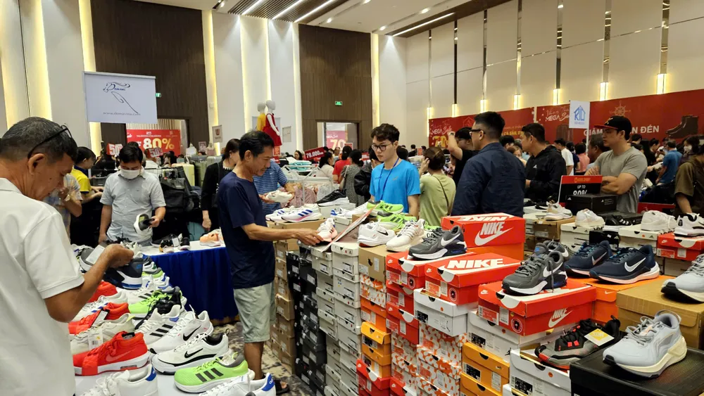 Tấp nập người tham quan, mua sắm tại chương trình khuyến mại hàng hiệu ở Vũng Tàu