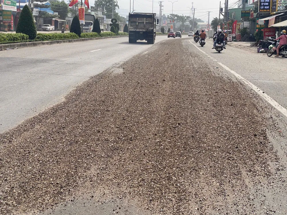 Camera giúp tìm ra tài xế xe chở vật liệu làm rơi vãi đá trên Quốc lộ 51