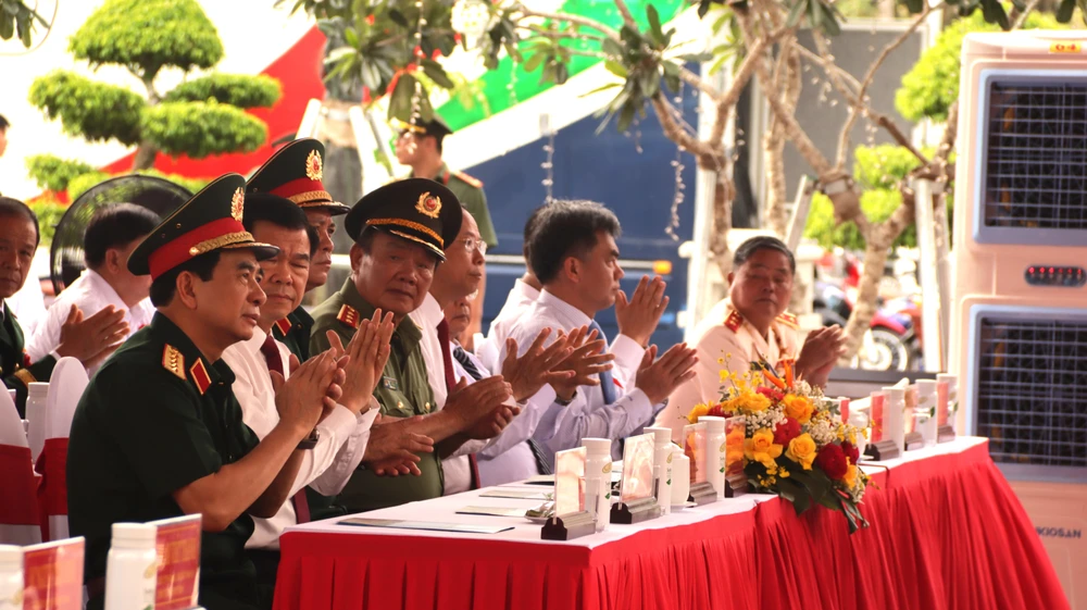 Đại tướng Phan Văn Giang, Bộ trưởng Bộ Quốc phòng cùng các đại biểu dự lễ khánh thành dự án công viên tượng đài, nhà lưu niệm Anh hùng liệt sĩ Võ Thị Sáu tại huyện Long Đất, tỉnh Bà Rịa - Vũng Tàu. Ảnh: TK Dai-tuong-Phan-Van-Giang.JPG
