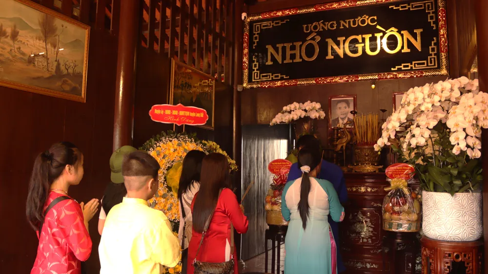 Đông đảo người dân các thế hệ đến thăm quan, dâng hương tại nhà lưu niệm Anh hùng Liệt sĩ Võ Thị Sáu trong sáng 26-4. Ảnh: TK Vo-Thi-Sau-h3.JPG